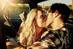 路旅行使连接深深拍摄充满深情的夫妇接吻皮卡卡车