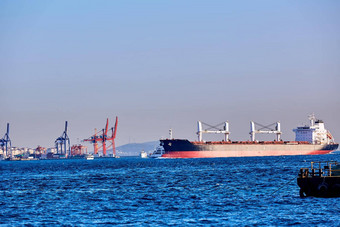 蓝色的油轮船通过横跨博斯普鲁斯海峡海峡