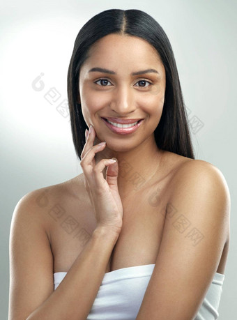 常规的护肤品养生法裁剪拍摄美丽的年轻的女人完美的皮肤摆姿势灰色背景