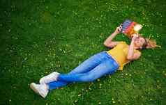 书拍摄无忧无虑的年轻的女人放松场草书