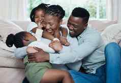 家庭感觉温暖的令人欣慰的拥抱拍摄快乐家庭放松首页