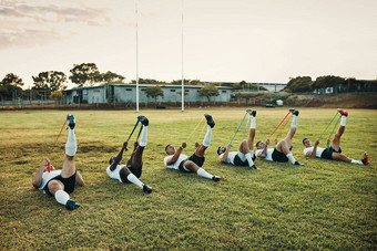 电阻培训推安慰区完整的长度拍摄集团年轻的橄榄球球员培训乐队场一天