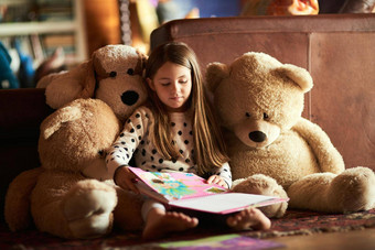 阅读<strong>泰迪熊</strong>故事拍摄女孩阅读书<strong>泰迪熊</strong>