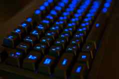 游戏键盘照亮键黑色的键蓝色的发光的信