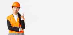 深思熟虑的有创意的女亚洲工程师架构师安全头盔反光夹克提高指数手指尤里卡手势有趣的的想法建议计划解决方案白色背景