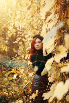 女人针织毛衣黄色的秋天叶子