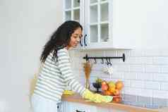 非裔美国人女人橡胶手套被占领的家庭职责厨房