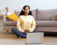非裔美国人女听音乐耳机冥想移动PC首页