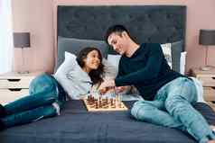 规则幸存的封锁有趣的拍摄年轻的夫妇玩游戏国际象棋首页