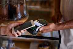天携带现金特写镜头拍摄客户支付NFC技术咖啡馆