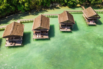 生活生活岛风格高角拍摄水上的平房海岸国王ampat岛屿印尼