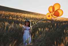 发送信风拍摄可爱的女孩附加信群气球站玉米田