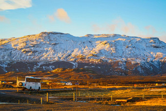 冬天<strong>雪山蓝色</strong>的<strong>天空</strong>冰岛