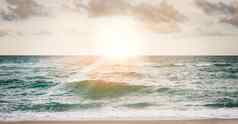 太阳真正的低让波流拍摄美丽的日落海洋