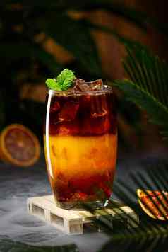 熊咖啡冰黑暗热带背景表示橙色汁糖浆层