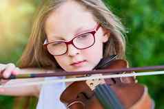 妍天生的音乐的人才裁剪拍摄女孩玩小提琴