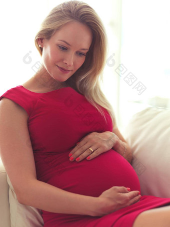 思考大一天高角拍摄美丽的年轻的怀孕了女人坐着沙发首页