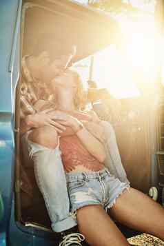 不可能的表达爱拍摄年轻的夫妇接吻皮卡卡车