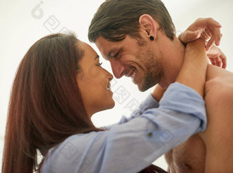 保持关闭心拍摄充满深情的年轻的夫妇分享爱的拥抱卧室首页