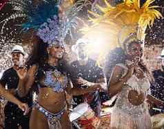 摇晃巴西垮掉的一代拍摄桑巴舞者执行狂欢节