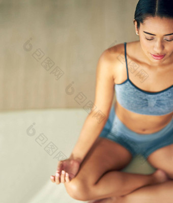健身区裁剪拍摄年轻的女人瑜伽
