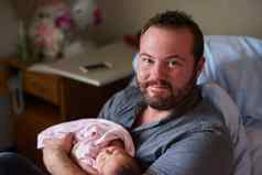 生病了爸爸世界肖像快乐父亲持有新生儿婴儿女孩医院