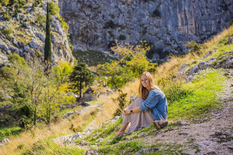 女人旅游<strong>享</strong>受视图肮脏的黑山共和国湾肮脏的海湾肮脏的博<strong>卡</strong>科托尔斯<strong>卡</strong>围墙城市旅行黑山共和国概念防御工事肮脏的联合国教科文组织世界遗产列表