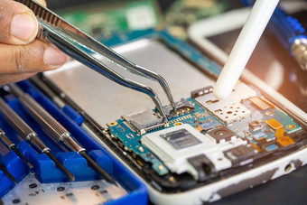 技术员修复内部印刷电路董事会印刷电路板焊接铁集成电路概念数据硬件技术员技术