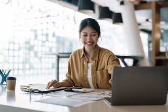 会计女人会计<strong>金融</strong>专家分析业务报告图<strong>金融</strong>图表企业办公室概念<strong>金融</strong>经济银行业务股票市场研究