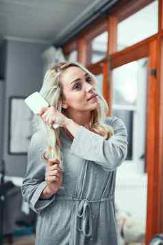 头发的护理例程拍摄年轻的女人刷牙头发首页