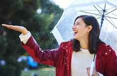 下雨硬拍摄年轻的女人站雨伞
