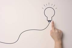 手持有光灯泡概念业务的想法创新头脑风暴灵感解决方案概念