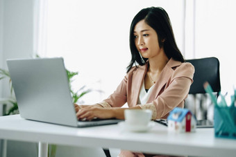 数据分析计划市场营销会计审计肖像亚洲业务女人规划市场营销电脑现在市场营销计划项目会议