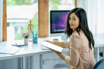 数据分析计划市场营销会计审计肖像亚洲业务女人规划市场营销平板电脑电脑现在市场营销计划项目会议