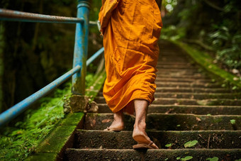 路径启蒙运动<strong>步骤</strong>后视镜拍摄佛教和尚攀爬飞行石头<strong>步骤</strong>