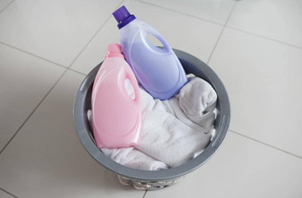 软猫旋度高角拍摄洗篮子填满清洁洗衣瓶织物柔软剂