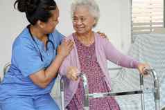医生亚洲上了年纪的女人残疾病人走沃克护理医院医疗概念