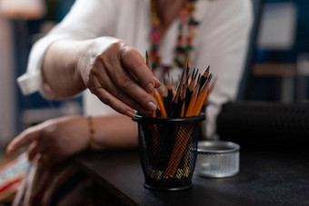 特写镜头上了年纪的女人退休艺术家手挑选铅笔使有创意的传统的艺术
