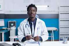 年轻的非洲美国医院医生听诊器