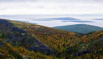 北俄罗斯希比尼山秋天山湖森林摩尔曼斯克地区