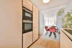 室内现代简单的厨房坐着区域