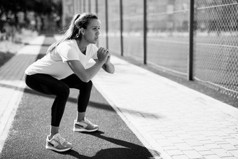 动机女人深<strong>下蹲</strong>新鲜的空气