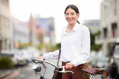部分减少空气污染物肖像年轻的女人自行车探索城市