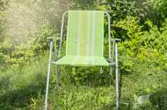 空折叠花园椅子放松站绿色草草坪上阳光明媚的夏天一天复制空间