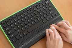 盲目的女人电脑盲文显示电脑键盘包容设备