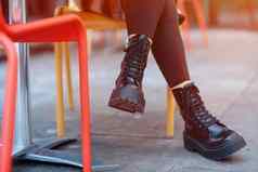 脚女人黑色的鞋子城市街冷一天