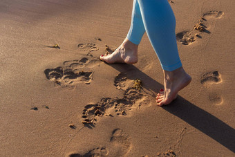 关闭女人腿走热带日落海滩光滑的波散景太阳光波摘要背景旅行假期自由感觉好概念古董语气过滤器颜色风格