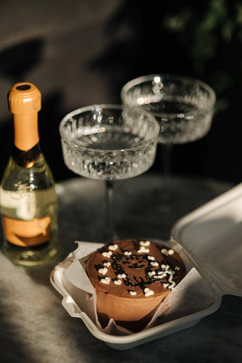 巧克力bento蛋糕香槟生日聚会，派对精致的香槟眼镜奢侈品大理石表格蛋糕人生日概念