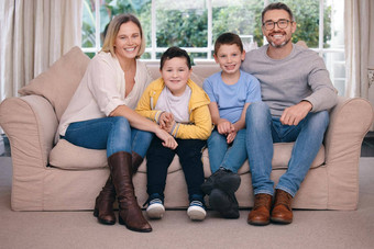 <strong>奇迹</strong>家庭拍摄年轻的家庭幸福的成键沙发首页