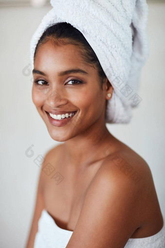 美丽的心美丽的脸肖像有吸引力的放松年轻的女人包装<strong>毛巾首页</strong>